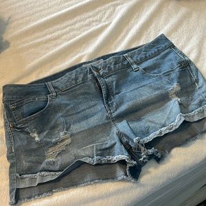 No Boundaries light wash denim destructed shorts size 17
